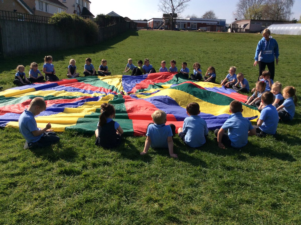 Plasyfelin's tweet photo. Fantastic outdoor PE today in the sunshine! Teamwork, new challenges, practising skills and most importantly fun! #plapc1c2 #plappe #plappse https://t.co/ICn9asvxMH