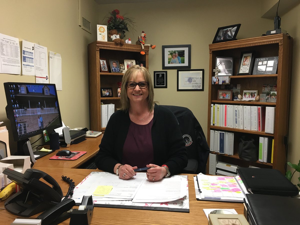 IDHS's tweet image. Across the country—and across the world—women continue to earn more leadership positions in various emergency response fields. 

"Honoring Female First Responders during Women’s History Month," highlights a few of those Hoosier women. #WomensHistoryMonth

bit.ly/2IUpMW3