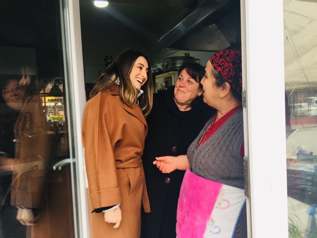 AysuBankoglu's tweet photo. Ulus, Kurtköy ve Aladağ’da hemşehrilerimiz umudun mutluluğunu yaşıyordu. Beklentilerini söyleyen yurttaşlarımız, bize öneri ve uyarıda bulunan esnaflarımız oldu. Sizler bizim gözümüz kulağımız, bizler de kimseyi ayırt etmeden halka hizmet için çalışanlarız. #MartınSonuBahar https://t.co/lyWYYY1gPv