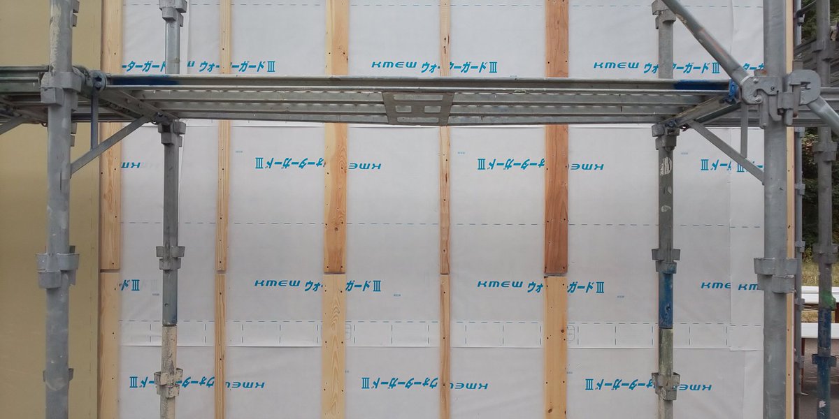 ガイズカンパニー株式会社 公式 下地胴縁の施工 下地胴縁とサイディング材との間に通気層を作る ここから室内の湿気が透湿防水シートの通気層をのぼり排気される 下地胴縁 建築 サイディング材 通気層 透湿防水シート ニチハ ケイミュー