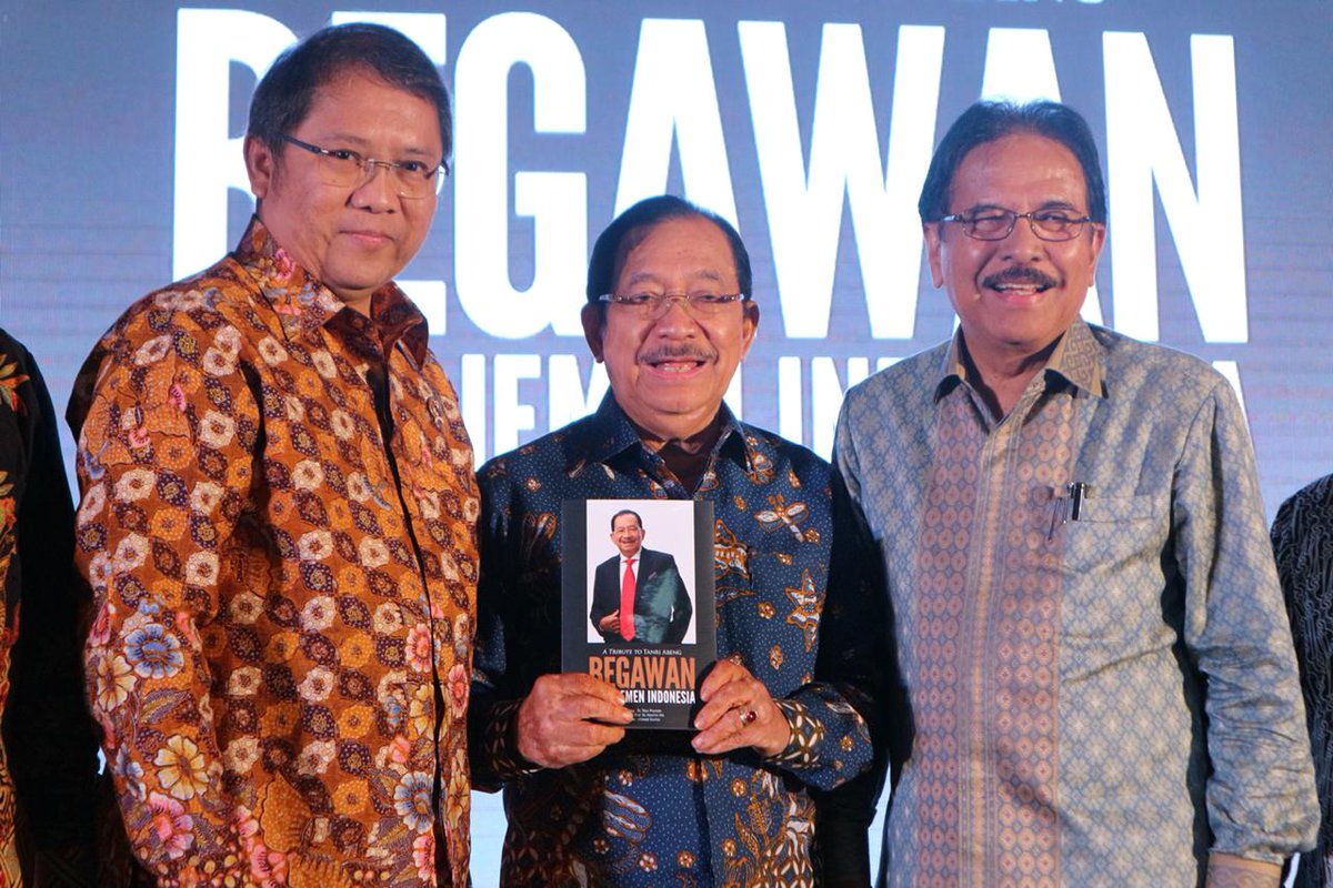 kemkomdigi's tweet photo. Menkominfo @rudiantara_id &amp; Menteri Sofyan Djalil menghadiri #AnugerahBUMN2019 sekaligus peluncuran buku Tribute to Tanri Abeng: Begawan, Manajemen Indonesia (28/3) #ChiefRA #ChiefDigitalIndonesia https://t.co/ciGeWCMhCC