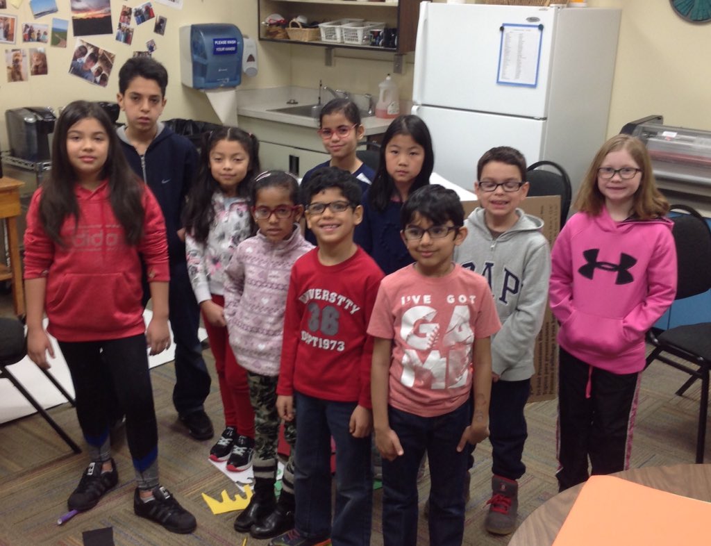 MiniWorldEL's tweet photo. Collaboration among students, cultures and languages to finish our Multicultural Fair displays! #oneworldonenight @WoHillsHawkeyes @globalWCS @wcsdistrict https://t.co/59KgK1cIto