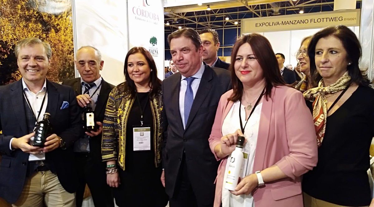 AoveDopPriego's tweet photo. 1º jornada de 🌎 @WorldOliveOil 

Hoy y mañana estaremos aquí para promocionar nuestro Aceite de Oliva Virgen Extra, nuestras firmas y el gran valor de nuestra Comarca. ¿Te vienes? 
Nos visita la nueva directora general de industrias, Cristina Toro.

#dopriegodecordoba #WOOE19 https://t.co/L6DB06wln4