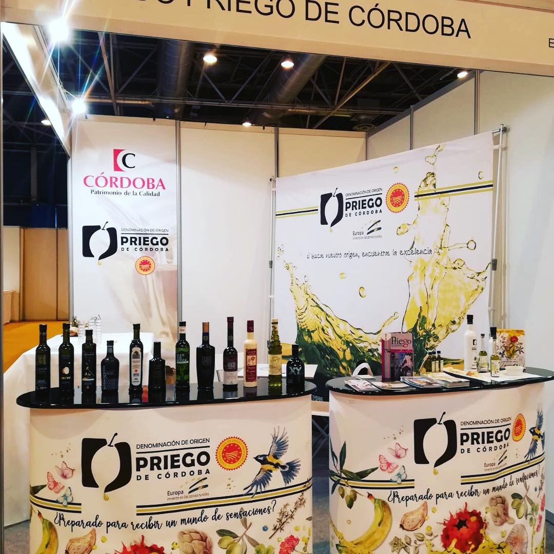 AoveDopPriego's tweet photo. 1º jornada de 🌎 @WorldOliveOil 

Hoy y mañana estaremos aquí para promocionar nuestro Aceite de Oliva Virgen Extra, nuestras firmas y el gran valor de nuestra Comarca. ¿Te vienes? 
Nos visita la nueva directora general de industrias, Cristina Toro.

#dopriegodecordoba #WOOE19 https://t.co/L6DB06wln4