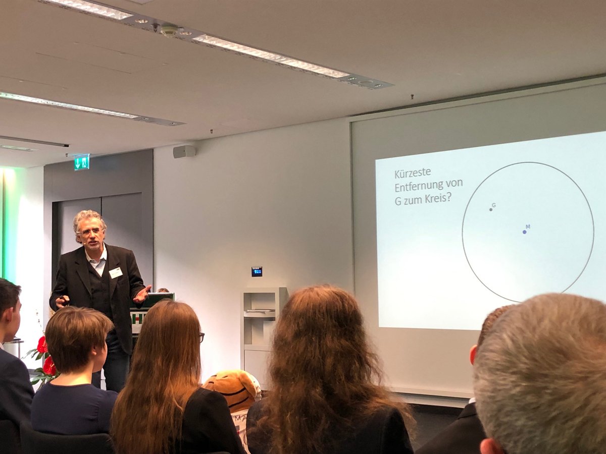 talanx's tweet photo. Die Preisträgerinnen und Preisträger des Bundeswettbewerbs #Mathematik #BWM18 folgen den Ausführungen Prof. Dr. Rainer Kaenders, Universität Bonn, zur #Elementargeometrie im Weltall. Eine gute Vorbereitung für die Rede von Astronaut Matthias Maurer @Explornaut https://t.co/L6L5yvMX60