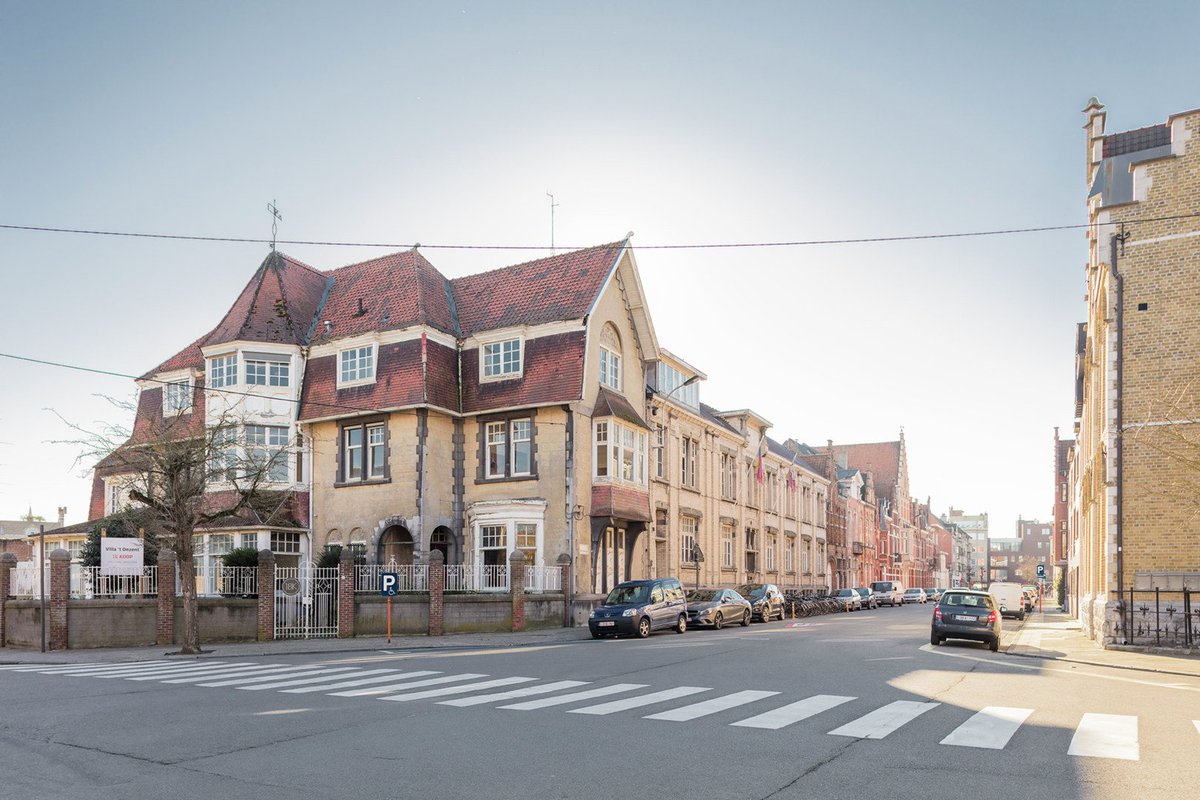 IONbvba's tweet photo. Op deze site in #kortrijk bouwen we heel binnenkort drie nieuwe projecten. Naast de historische villa komen appartementen met zicht op de Leie (https://t.co/vYYblR7yMt & https://t.co/9xCddt0x78) en een centrum voor mensen met een beperking. #developdifferent https://t.co/QDopL0VtFs