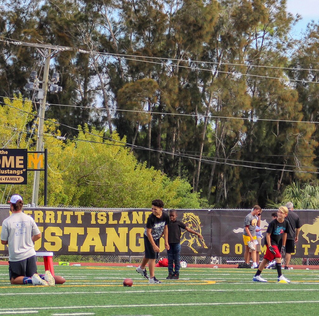 DeezyCoe's tweet photo. 🤫 Y’all don’t want to get caught 💤💤!! Skirt skirt ⚡️⚡️💨💨 The @CcContenders are coming!! #battleoftheo #7v7football #12u #stickyfingers #quickfeetfasthands #nextup #liftoff🚀 #cccontenders https://t.co/bMwDJfuBmg