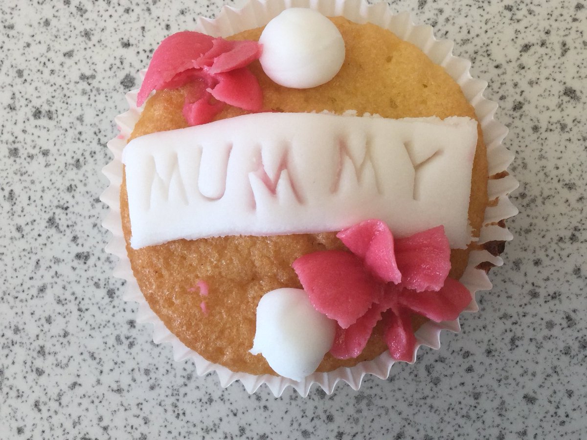 RMSFood's tweet photo. Year 6 made beautiful cakes for Mother’s Day. #RMS https://t.co/3wUEg8SQab