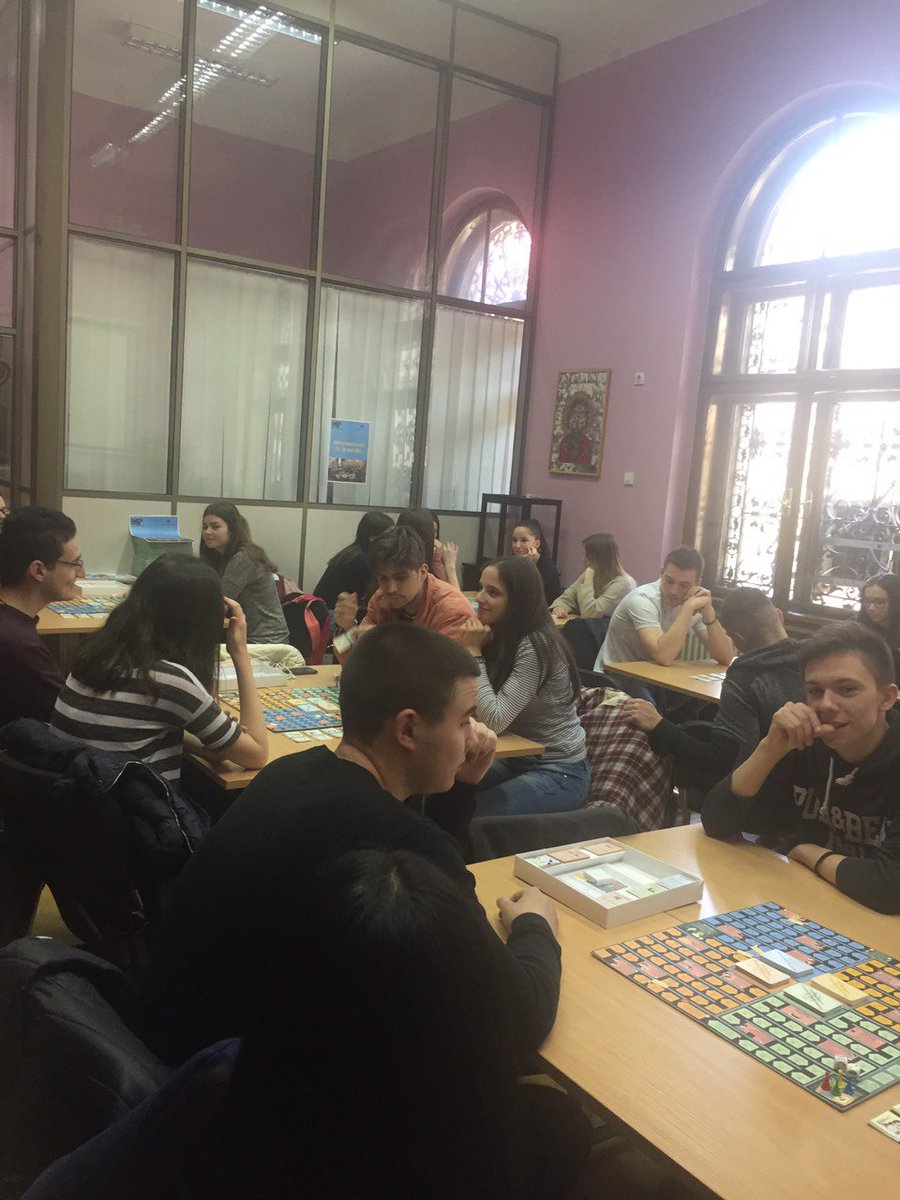 SrbNarodnabanka's tweet photo. 👉#Dan4 #GlobalMoneyWeek2019
Данас је у #NBSrbija за ученике четврте године Правно-пословне школе Београд одржан турнир у едукативној игри „Финансије за касније”. #GMW2019 https://t.co/MqQB7hkfTN