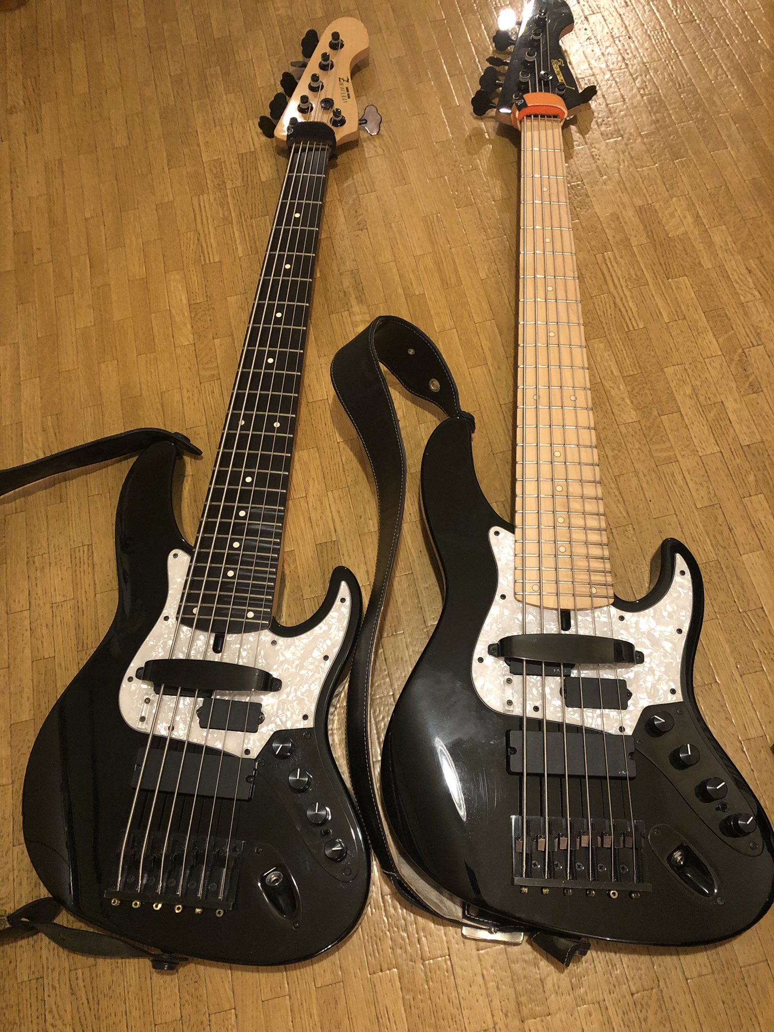 Boh 6string Bass On Twitter 自宅で今日のリハの復習 左は僕が19歳の時に初めてオーダーしたベース 指板がエボニー ボディーはアッシュトップ Amp アルダーバック めちゃくちゃ重いので最近はrecでしか使わない 右は22歳位から使っていて メイプル指板に