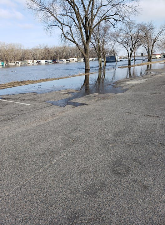 BillGraulWx's tweet photo. Water starting to creep into the parking areas of Copeland Park in La Crosse, WI.
This is caused by the high water level of the Mississippi River "backing up" into the Black River.
Thanks to Tammy Ohlhauser for the photo.
#Flooding #SpringThaw https://t.co/PxQoJDuYBP