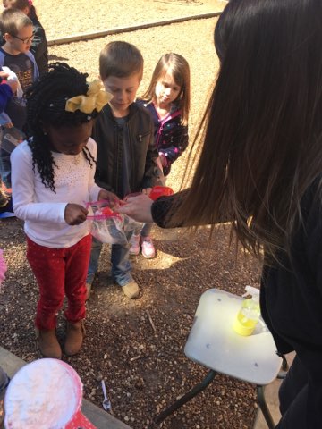 ReeceClass's tweet photo. Our sweet first graders had so much fun completing our oobleck experiment yesterday. @OESrockSTARS https://t.co/dPpMEqVugt