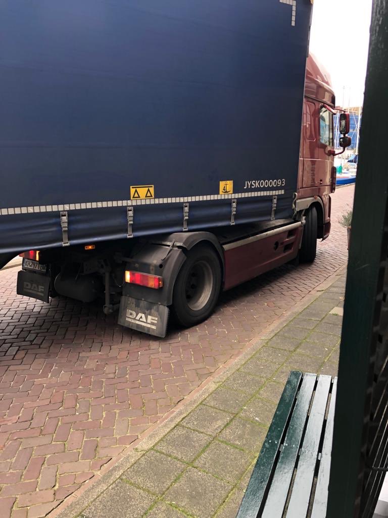 Spuistraat Middelharnis. In elkaar zakkende kademuur, golvende bestrating, duidelijke verkeersborden (verboden voor vrachtwagens) en tóch zwaar vrachtverkeer, een buurvrouw die bijna haar voorpui kwijt is. Wanneer gaat <a href="/gem_go/">Goeree-Overflakkee</a> handhaven?