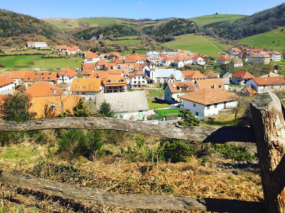iratiaritza's tweet photo. En el sendero de #Garralda, desde una carbonera, podemos disfrutar de estas hermosas vistas. Un buen plan para este fin de semana ☀️ , ¿no?

Garraldako ibilbidean, ikaztobitik, ikuspegi eder honetaz goza dezakegu. Asteburu honetarako plan ona, ezta?

Info: https://t.co/XH1fjW2XkO https://t.co/MZ9eI6tEB9