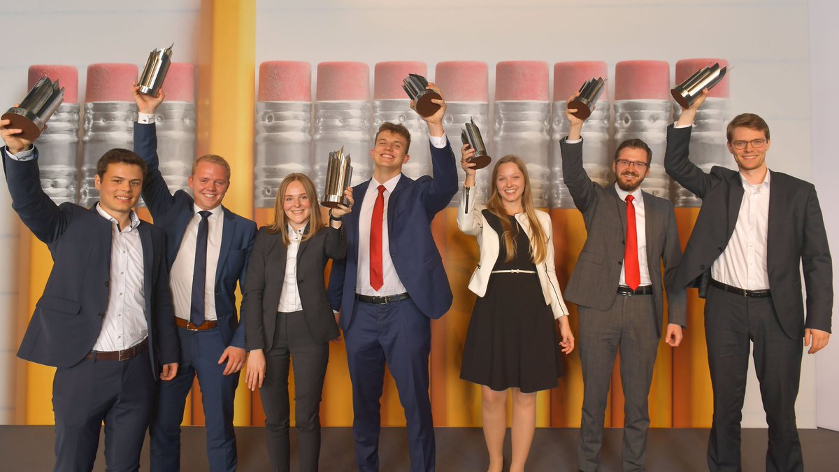 dzbank's tweet photo. Wer kommt in die "https://t.co/oFdpDclZOm" des Karriere-Preis 2019 der #dzbankgruppe? Morgen Abend sind wir schlauer💡Freuen uns auf die Verleihung! @SchwaebischHall @dzhyp @dzprivatbank @ruv_de @TeamBank @unioninvestment @vrsmartfinanz und @dzbank #recruiting #Karriere #kpreis https://t.co/JLbKUQvjiO