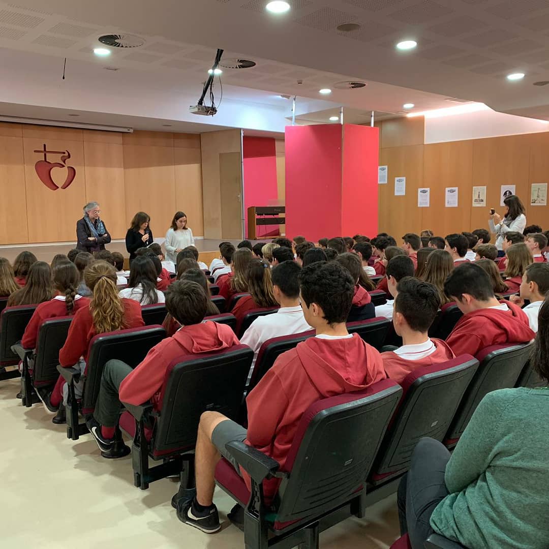 PadreDamianSSCC's tweet photo. "Literatura, periodisme, descobrir els altres i el món, fer que cada dia sigui nou..." Claus i secrets que el Víctor Amela @amelanovela ens ha 💬avui! "La vida està en els petits detalls, no en els grans titulars" #vocacio @LaVanguardia #periodisme #projectespd @lacontralv https://t.co/uFTTP1riAy
