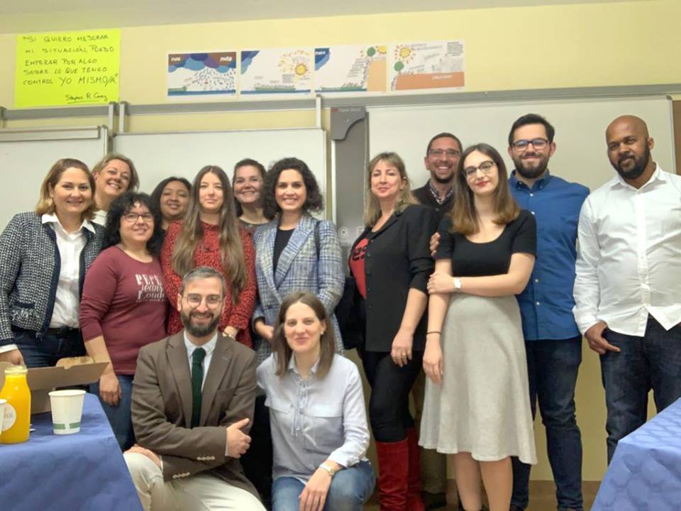 LanzaderaCoruna's tweet photo. Hemos celebrado un desayuno informativo ☕️🍞, al que han asistido Alba Álvarez, directora de @carrishoteles, e @IriaRoade, técnica de empleo de la @CEC_Coruna, para acercar posturas, debatir cuestiones sobre el empleo y intercambiamos experiencias sobre el actual mundo laboral. https://t.co/BLy20KNzvh