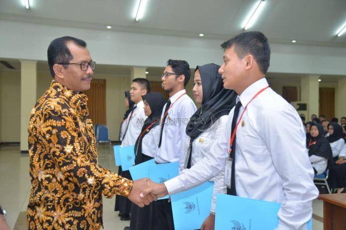 pemkotmadiun_'s tweet photo. Terima SK, 171 CPNS Resmi Ikuti Masa Percobaan di Pemkot Madiun 

MADIUN – Aparatur Sipil Negara (ASN) lingkup Pemkot Madiun resmi bertambah. Sebanyak 171 ASN hasil rekrutmen CPNS 2018 lalu telah menerima Surat Keputusan Calon Pegawai Negeri Sipil (SK CP… https://t.co/DePJjtGwRE https://t.co/7Wg1H8U9V6