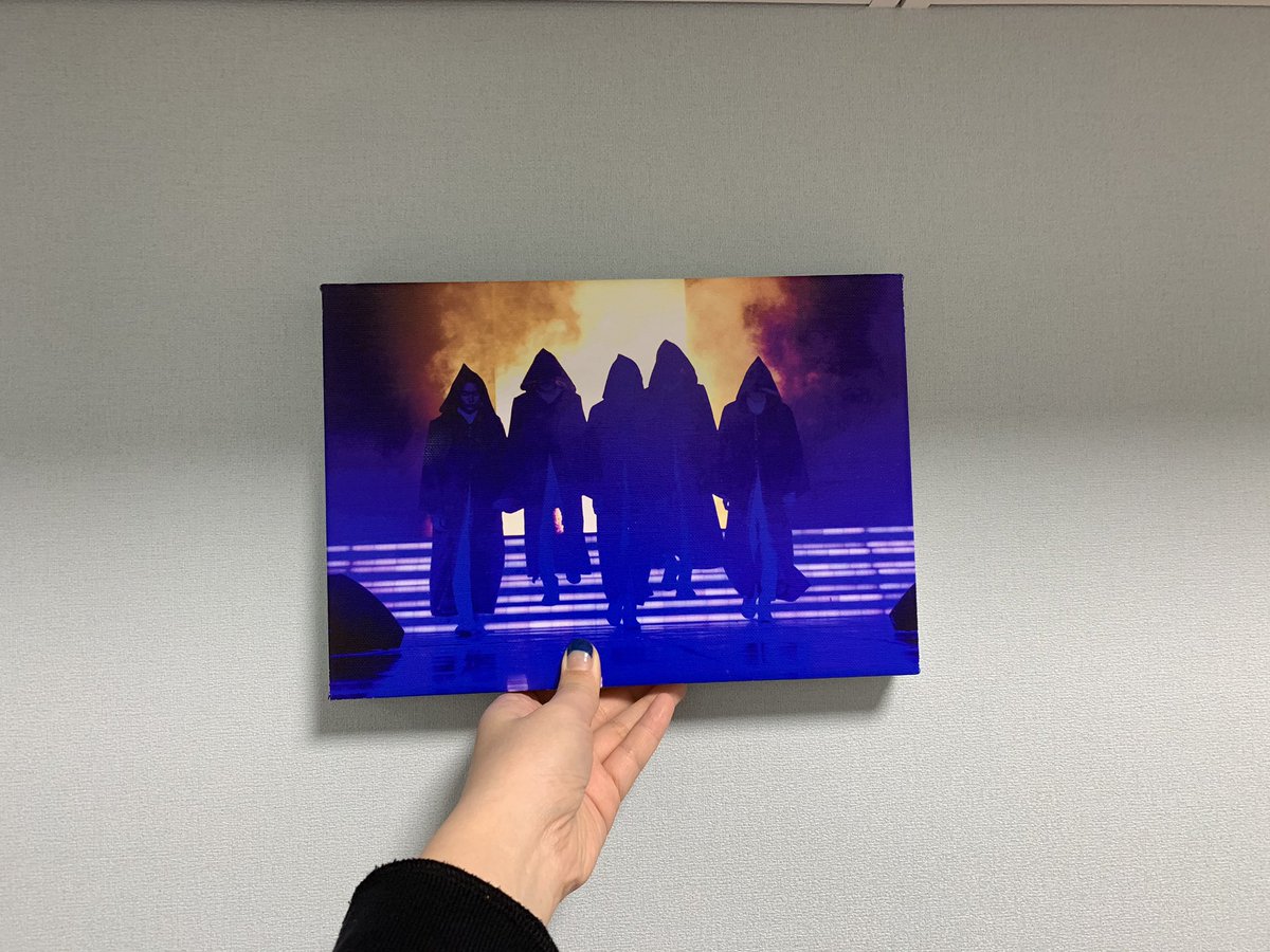 nu_5_52's tweet photo. 지금 액��의 위치를 보고있는거죠..너무이뻐요ㅠㅠ사길 잘했어요ㅠㅠㅠ3월의 시작도 행복만 했는데, 어느새 3월의 끝인 지금도 행복합니다ㅠㅠ 전시회도 감사했고 멋진사진도 감사해요ㅠㅠ @W_NUEST_exhibit https://t.co/cPE456Cpqi