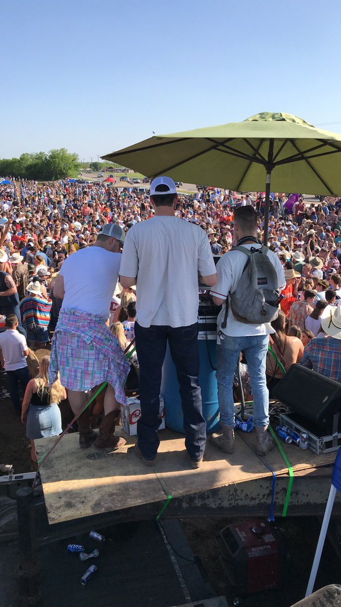 KeepComWalkerOn's tweet photo. I want to apologize to the entire Calf Fry student body for the new rules @CalfFryOK has set. Over 2500 of you showed up last year and I hope the memories bring a smile to your face. It’s a shame a few college kids can throw a bigger party than a venue with unlimited resources. https://t.co/gc6FFu5zfZ