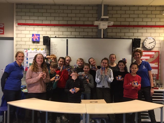 Dalenkarin's tweet photo. Vandaag samen met @elinemiddelhoek een gastles mogen geven en cashquiz van @bankvoordeklas gedaan bij groep 8 van @obsdubbeldekker in Numansdorp. #weekvanhetgeld. Het was een nek aan nek race bij deze fanatieke klas. Pas bij vraag 8 werd duidelijk wie de winnaar werd. @RaboHHV https://t.co/88rbgxNoWY