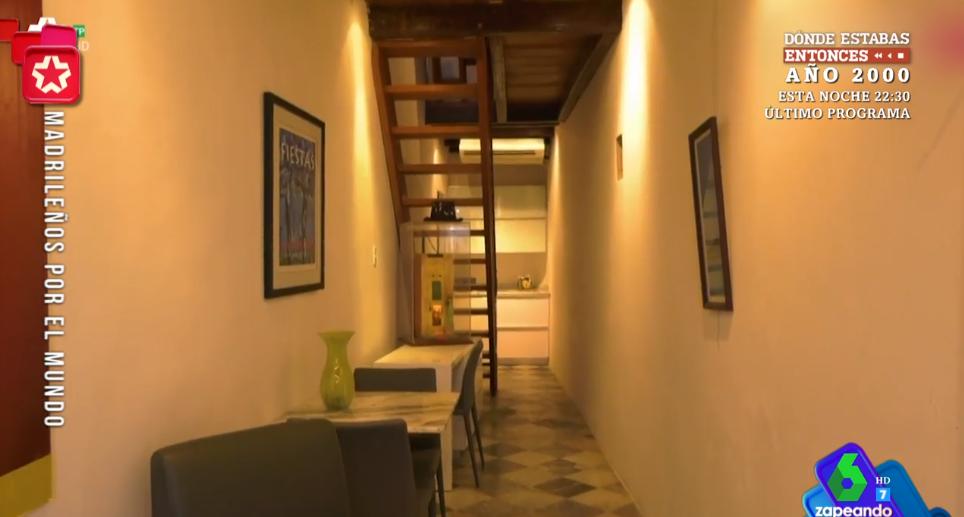 zapeandola6's tweet photo. A @PPrendes le ENCANTA la casa MÁS ESTRECHA en Puerto Rico 🇵🇷🏡: "Esta casa es genial porque te obliga a mantener la línea. A la que echas tripita, no entras." #zapeando1335 https://t.co/DC10PTeZqc