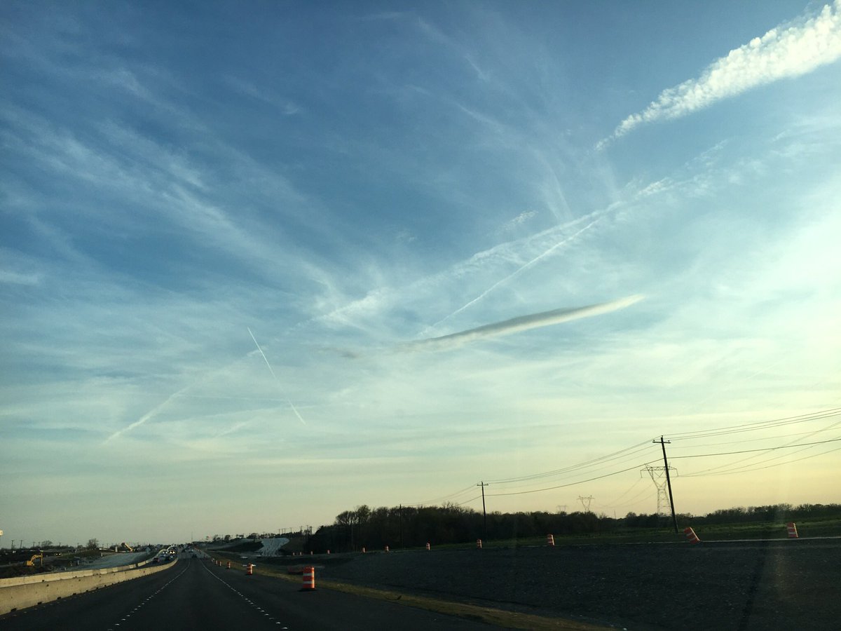 CarolK_TX's tweet photo. The skies looked strange over North Texas last evening. Why are these criss cross lines all over the sky? They didn’t dissipate during the 45 min drive. Not clouds.....Airplanes don’t usually leave these trails do they? #airtrails https://t.co/Vqz4iRsVz5