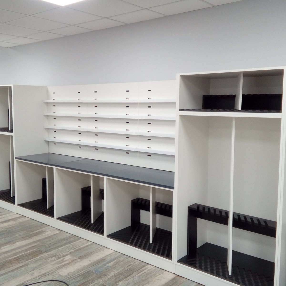 vision_display's tweet photo. I think it's fair to say our new CUBE display range is proving to be a hit with our customers, our CUBE design & manufacturing team are working flat out on a number of personalised schemes for our customers! #tiledisplay #visiondisplay https://t.co/Z1YhLpMTYS
