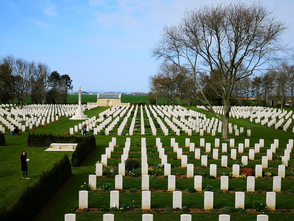 CAUE_CALVADOS's tweet photo. Présentation de la démarche UNESCO #plagesdudebarquement @RegionNormandie au Cimetière Canadiens à #Reviers #voyageatelier #cpier #paysage #enspVersailles @CAUE_CALVADOS https://t.co/bXGsXAfe24