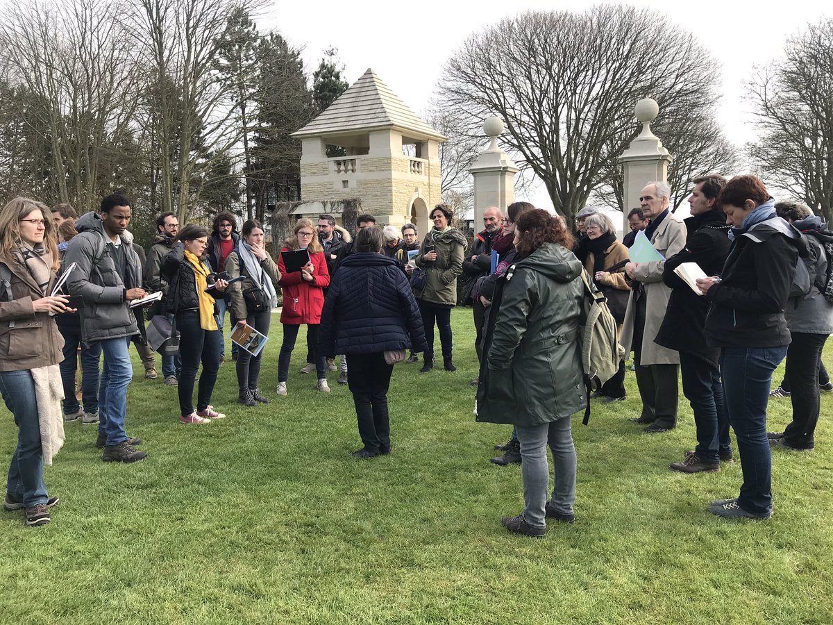 CAUE_CALVADOS's tweet photo. Présentation de la démarche UNESCO #plagesdudebarquement @RegionNormandie au Cimetière Canadiens à #Reviers #voyageatelier #cpier #paysage #enspVersailles @CAUE_CALVADOS https://t.co/bXGsXAfe24