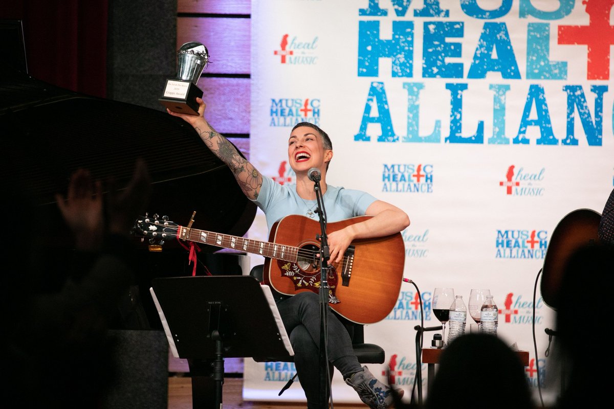 FirstAndWorst's tweet image. It's official. @lauraveltz won the coveted 2019 Crappy Award @ @FirstAndWorst benefiting @musichealthall for her song about 'dipping'