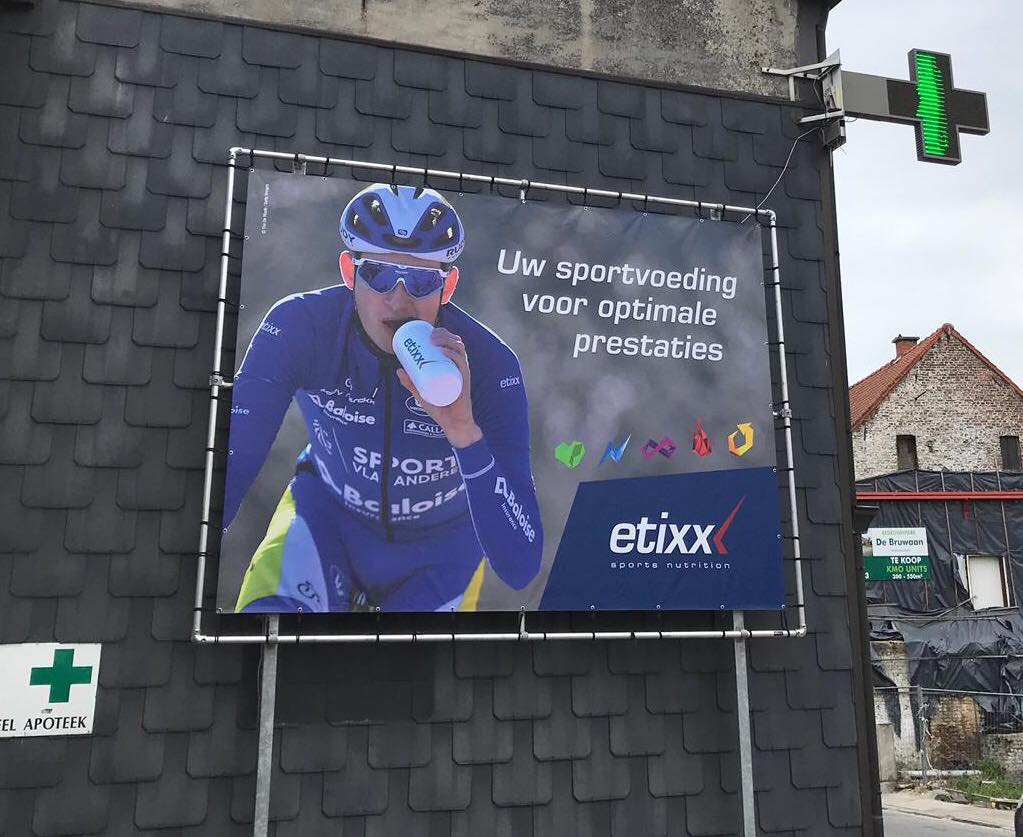 EtixxBENELUX's tweet photo. Deze apotheek uit oudenaarde is klaar voor de doortocht van de Ronde van Vlaanderen 🚴‍♂️🚴‍♂️. De profrenners zullen er in ieder geval niet naast kunnen kijken op 7 april tijdens ‘Vlaanderens Mooiste’. #partnerapotheek #SportVlaanderenBaloise #RondevanVlaanderen https://t.co/24noNgeY7t