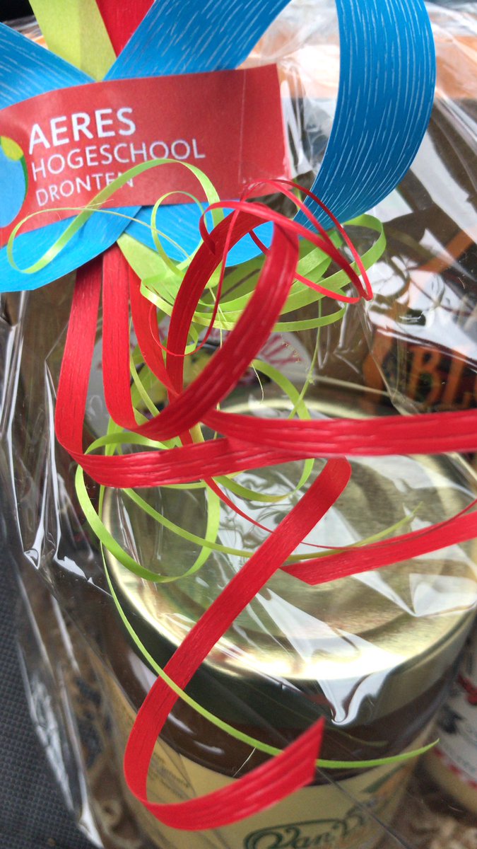 AliceLeijten's tweet photo. Geloof dat ‘beter dan de andere gastles’ een tamelijk groot compliment is van een student. Vandaag gastles 2 #boerburger #communicatie bij @AereshboDronten #zoleuk! https://t.co/wDQ9FCmmJA