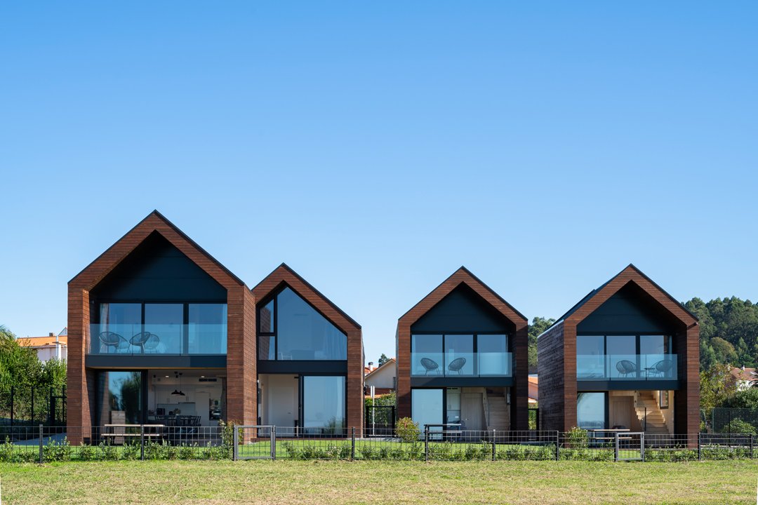 Las cabañas de Canide en Oleiros, A Coruña. galiciacoolmagazine.com/2019/03/28/las…