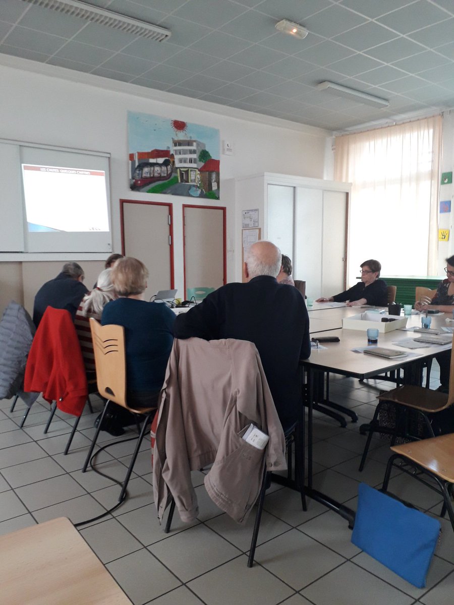 Celia_Berthaut's tweet photo. Cette semaine démarrage des ateliers Mieux vivre chez soi de la @CarsatBFC animés par une ergothérapeute de la Mutfrançaise71. Expérimentation à destination des retraités pour les informer sur les adaptations possibles de leur logement. #prévention #bienvieillir #habitat https://t.co/2jMIugoKUz