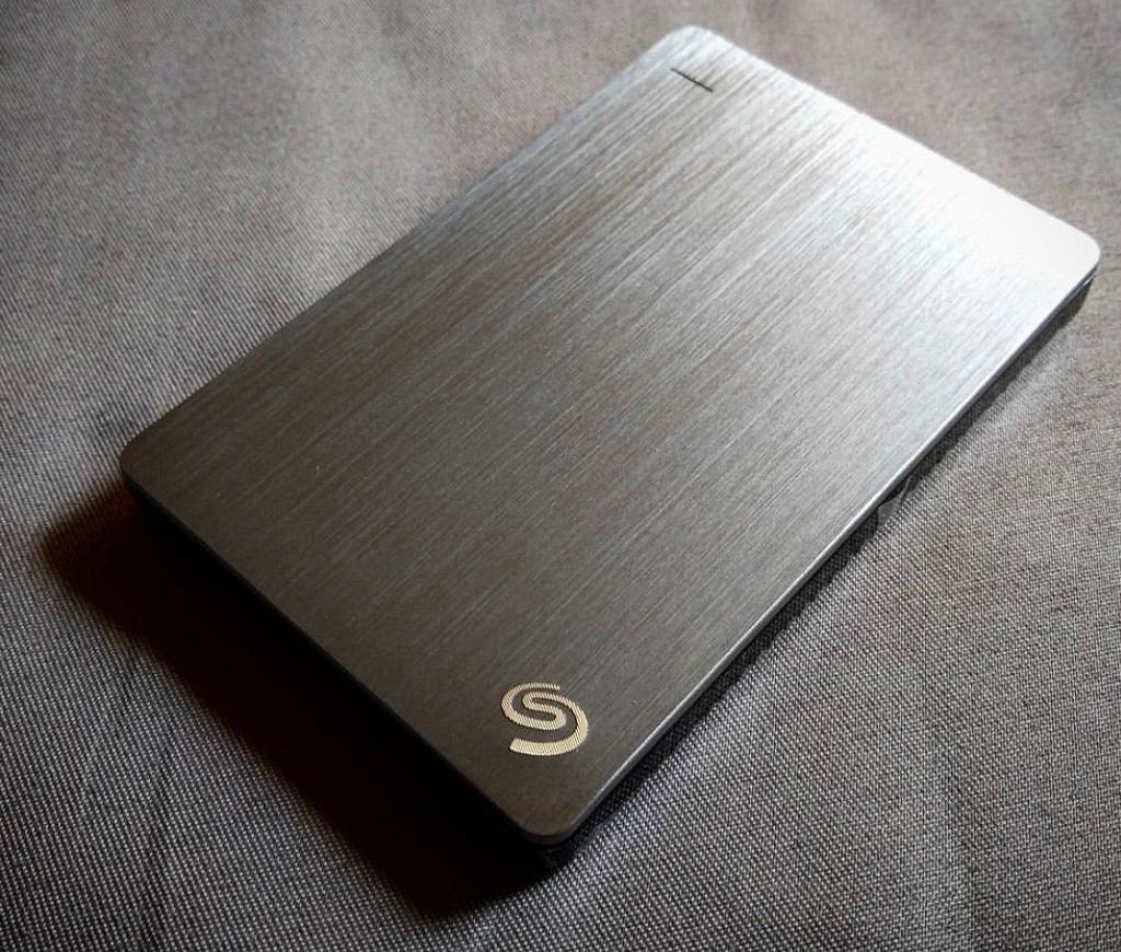 Seagate's tweet photo. "Upgraded storage for my memories 😉" 📸 by IG: kumar_sanu_satheesan

The good things add up fast and Kumar is ready to create even more memories with help from his new Seagate Backup Plus Slim 2TB Portable Hard Drive. https://t.co/EnIORhZ6Ql #BackUpPlus https://t.co/86DlYm2xos