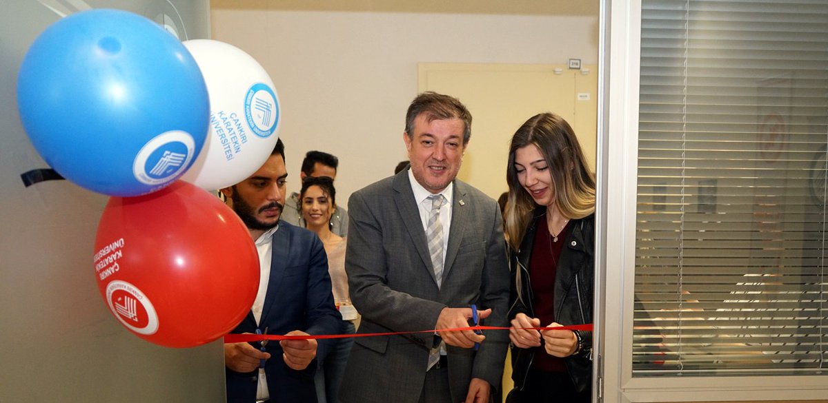 karatekinUni's tweet photo. ÇAKÜ e-sport resmi oyun takımları oyun odası, SKS Daire Başkanlığı Spor Kompleksinde Rektörümüz Prof. Dr. @hasan_ayranci tarafından açıldı.
Rektör Ayrancı oyun odasında öğrenciler ile oyun oynadı ve ulusal ve uluslararası yarışmalara katılacak olan öğrencilere başarılar diledi. https://t.co/tH8cT9nLyQ