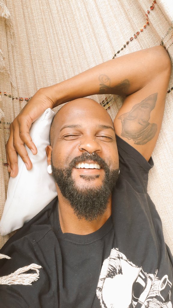 Dann_Music's tweet photo. Boa tarde!!! Acabando as férias.. 💆🏾‍♂️
Como estão as coisas por aqui?? 
Bjooos e Abraços!! PaZ e LuZ!🤟🏾 https://t.co/dMumekOxsU