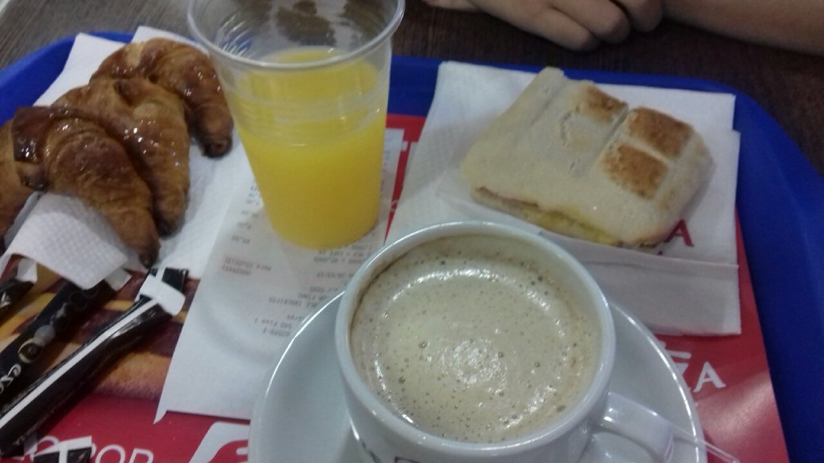 iris_avalos's tweet photo. Merendando con mi gorda https://t.co/dM84P8fnUj