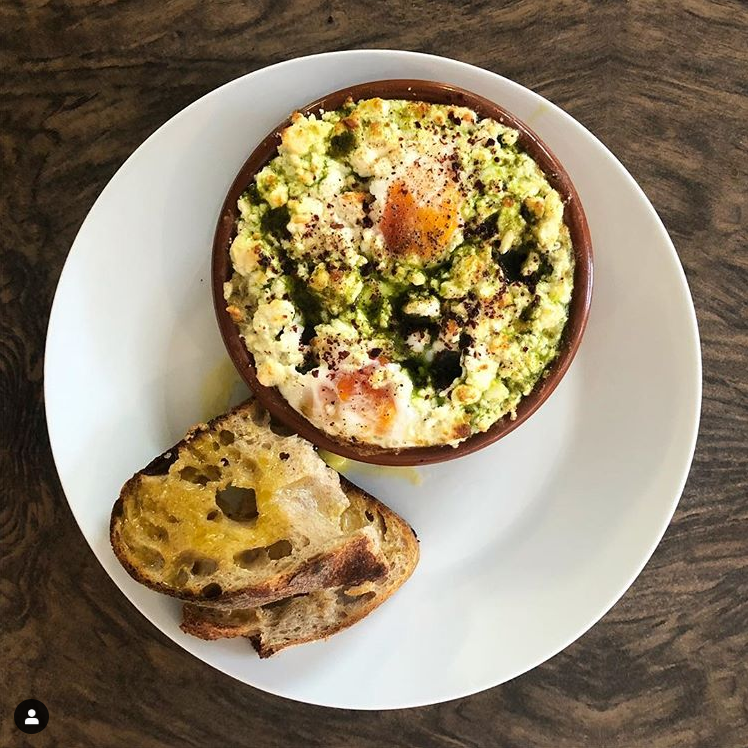 HackneyFeed's tweet photo. I absolutely love this twist on a classic #shakshouka ... Green shakshouka with wild garlic, Savoy cabbage, leeks, cannelini beans, sumac and feta, served with buttered sourdough @haralondon @thedustyknuckle bakery🙌🙌. #hackneycafe #seasonal #sustainable #haggerston https://t.co/2pG92pWUpW