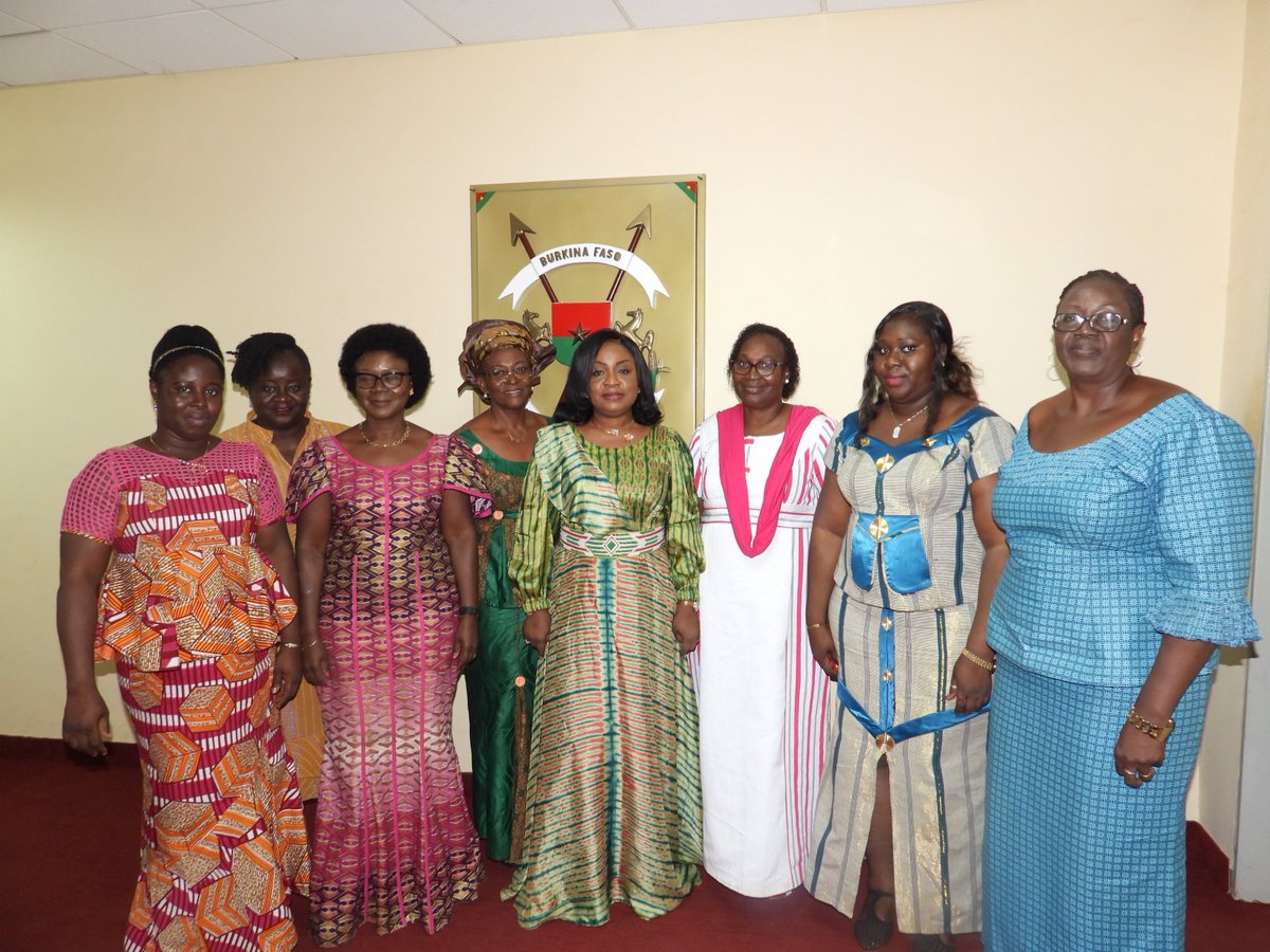 Madame Hadja OUATTARA/SANON, a reçu en audience dans l’après-midi de ce jeudi 28 mars 2019, une délégation de l’Association Professionnelle des Secrétaires du Burkina Faso (APSB), conduite par sa présidente nationale, Madame Elisabeth SAVADOGO/OUANGRAOUA.
facebook.com/www.mdenp.gov.…