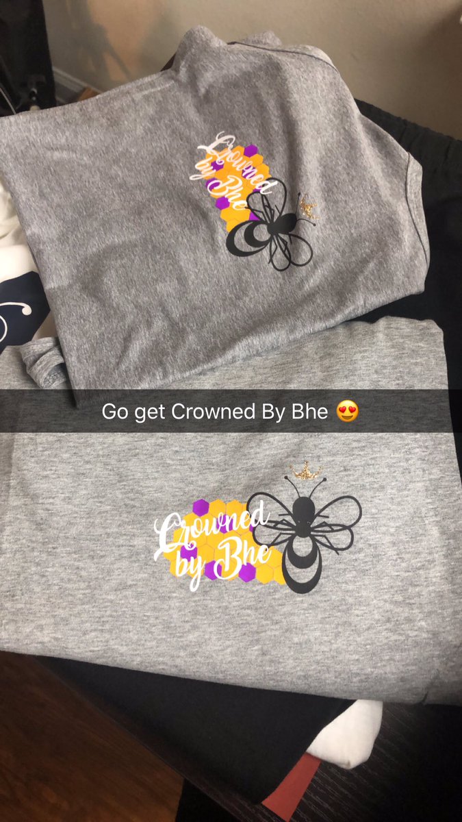 She_Prevails_'s tweet photo. Out here creating magic for ppl ❤️ #vinylshirts #love #creative #crafter #entrepreneur #blackownedbusiness #blackwomeninbusiness #handmade #tshirtdesign #tshirtshop #tshirtbusiness #smallbusiness #sheprevails https://t.co/ob4oKUgHJD