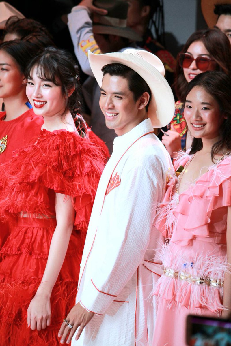 boong_jtp's tweet photo. ยิ้มหวานพอกับสาวๆ ที่อยู่ข้างๆ เลย 😝 @film_tnp20  #ISSUETHAILAND #filmthanapat Cr: IG:babypond7 https://t.co/Y5AuAFedRA