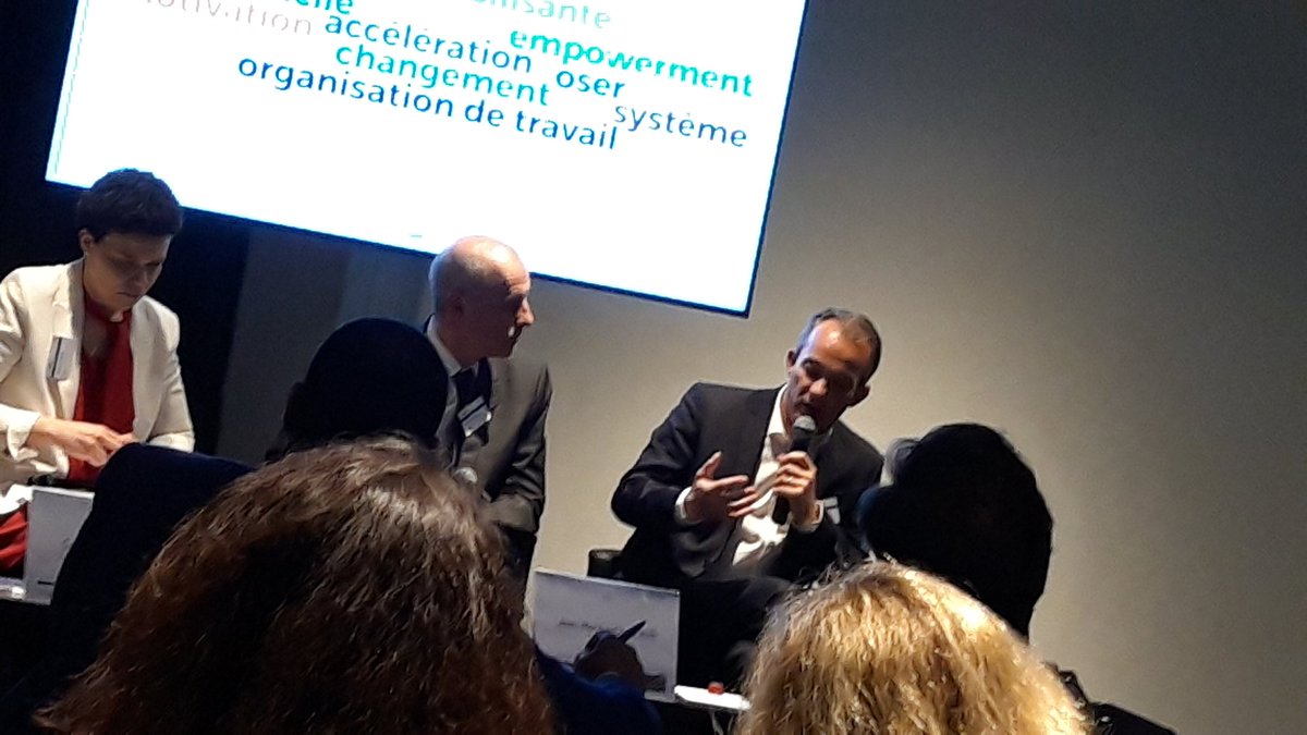 julhietsterwen's tweet image. #LiveTweet @U_Spring19 : nous ne sommes pas omniscients. Et cette réalité doit être intégrée par et pour les #managers, et faire exploser le cadre managérial. Demain, on demandera aux managers de partager les tâches, en fonction des appétences et des savoir-faire.
#Management