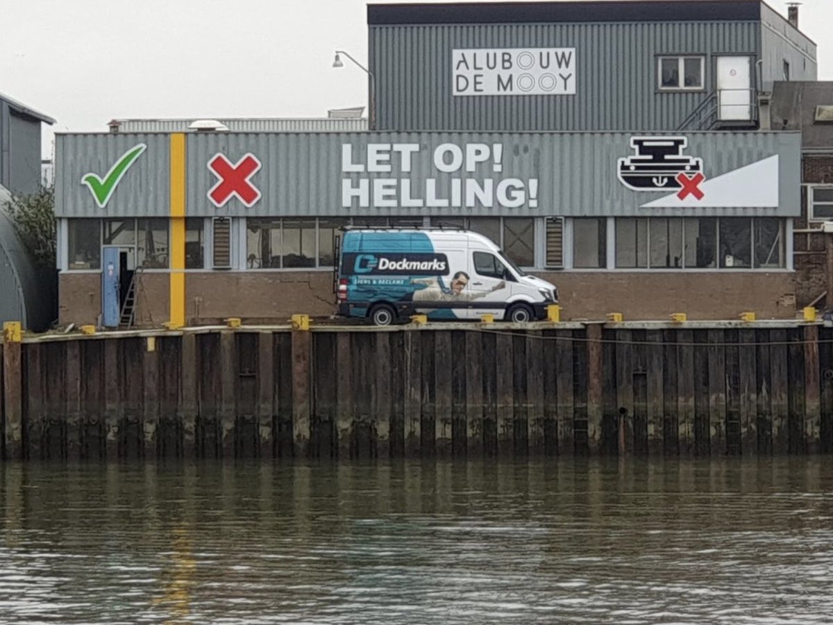 Dockmarks's tweet image. Bij Scheepswerf 't Ambacht hebben we toch wel een aparte #signing aangebracht om schades aan de schepen te voorkomen.
#belettering #binnenvaart #sign #freeswerk