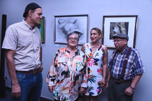 sejojose's tweet photo. # Exposición en Funglode#Francofonia. José Sejo con la curadora de la muestra: Delia Blanco, la artista Marcia Guerrero y el grabadista Leonardo Durán. https://t.co/7B2RdjHW46