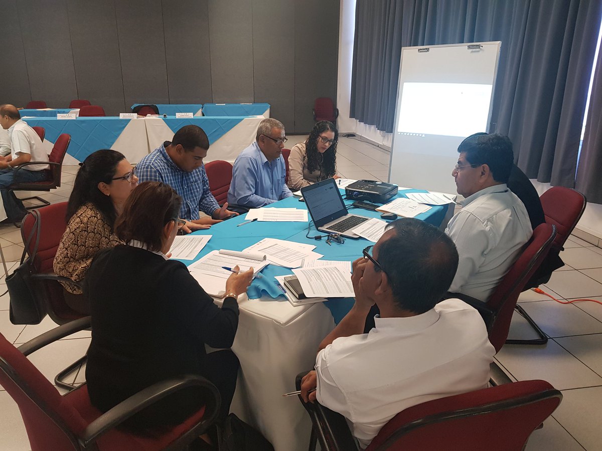 FAOElSalvador's tweet photo. Representantes de @CENTAELSALVADOR @UESoficial #CENDEPESCA #DGSV #OPPS del @magelsalvador @ConsejoCafeSV @FUNDESYRAM @Walmart @bfaelsalvador @unicaes_sv @SETEPLAN_SV @FAO @cooperazione_it discuten la valoración de criterios para seleccionar rubros para la #InnovacionAgricola https://t.co/o7GRCj9fnt