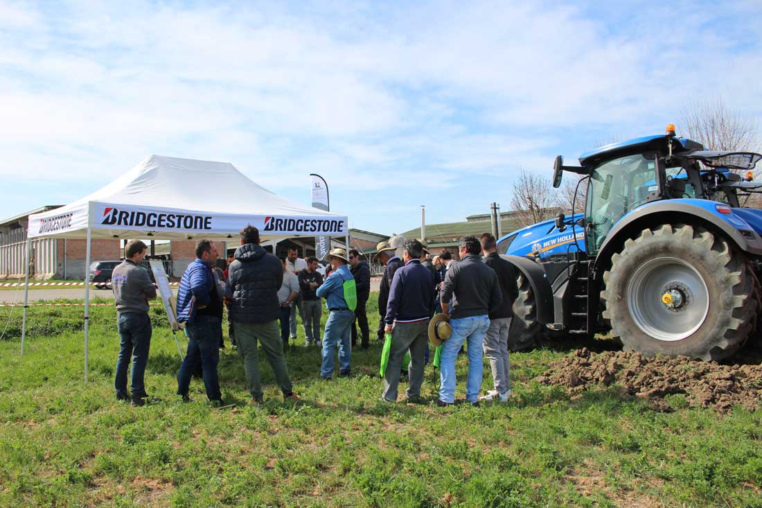 TracMag's tweet photo. È partito a marzo il tour che permette a clienti finali di “toccare con mano” le qualità del nuovo #pneumatico agricoltura di Bridgestone​ 👉🏻 https://t.co/X1D4BPjcuX

#Bridgestone #VXTractor #VXTractorTour #pneumatici #trattori #agricoltura #tractors #tires #agriculture #TracMag https://t.co/jzxcgjADAD