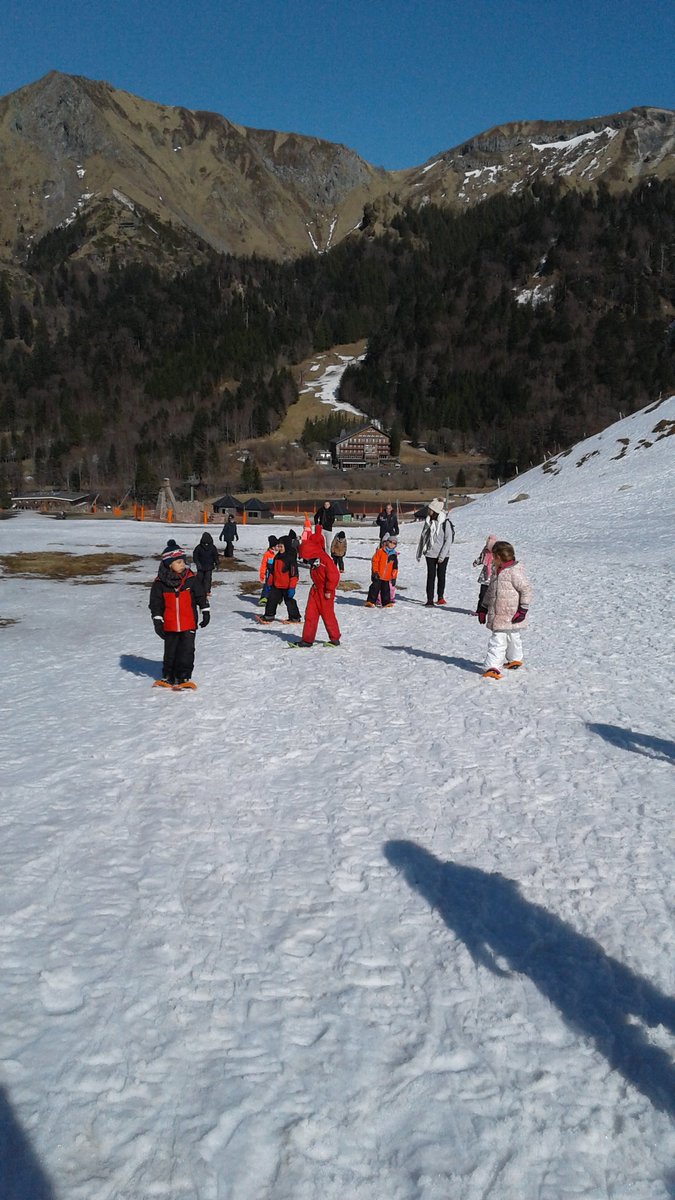 classeCP1's tweet photo. Découverte à  raquettes  du Val de Cours. Paysages splendides. On a même pu voir des chamois 🐂🐐 https://t.co/CChlkKQIsJ