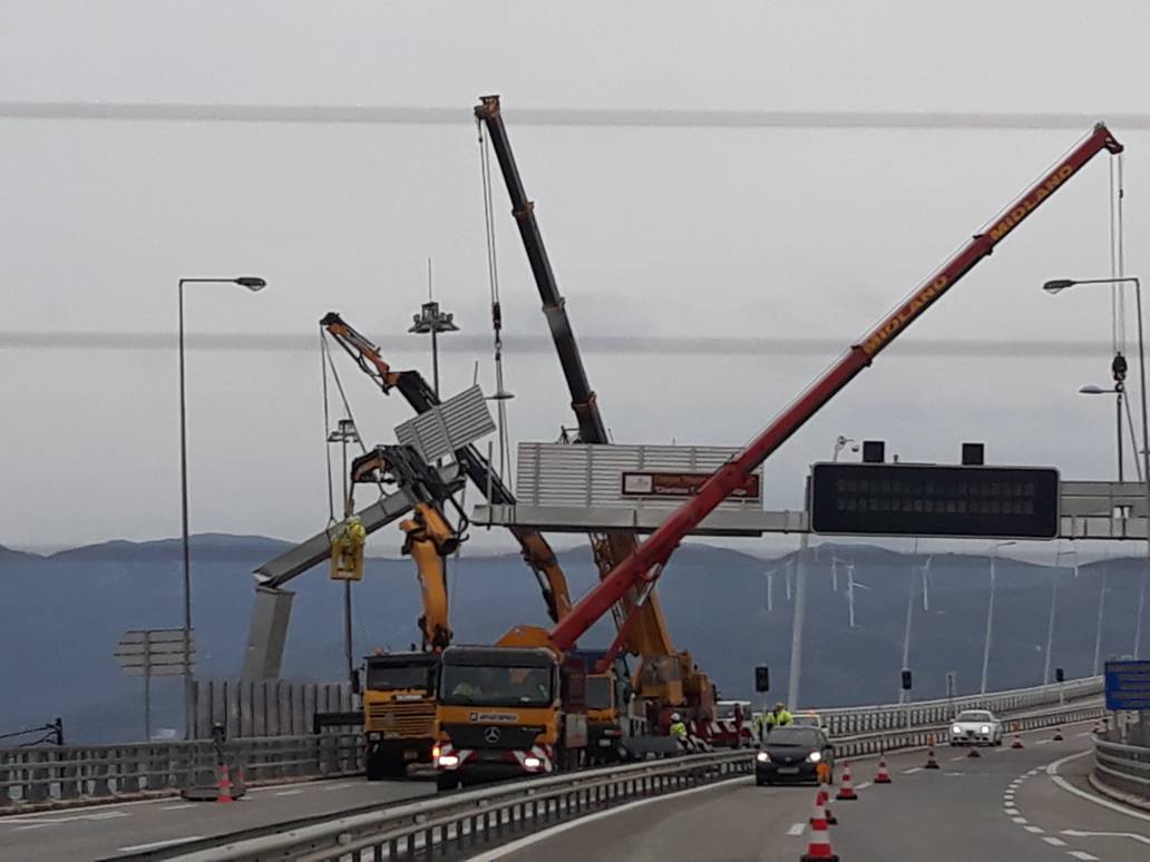 imerisiosGR's tweet photo. Σε εξέλιξη βρίσκεται η επιχείρηση αποκατάστασης της ζημιας που προκλήθηκε σήμερα σε μεταλλική υποδομή της Γέφυρας μετά την πρόσκρουση νταλίκας. #imerisiosgr https://t.co/EvgRPGqeMw